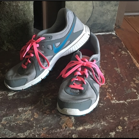 Nike Women’s Tennis Shoes Size 11 - Picture 1 of 6